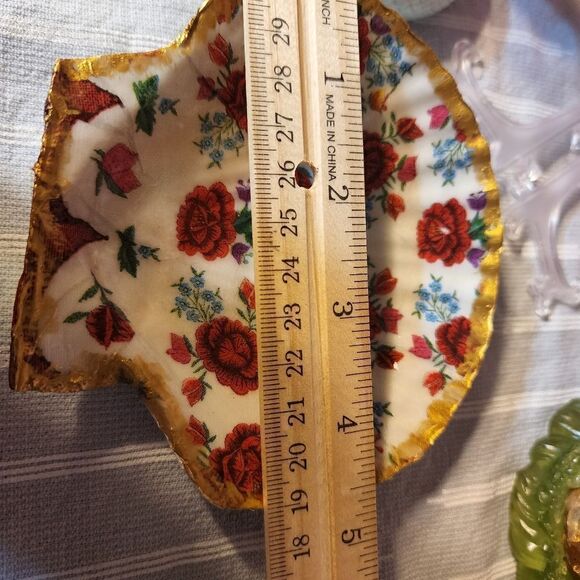 DECOUPAGE FLOWERS ON A SCALLOPED SHELL - Picture 3 of 3